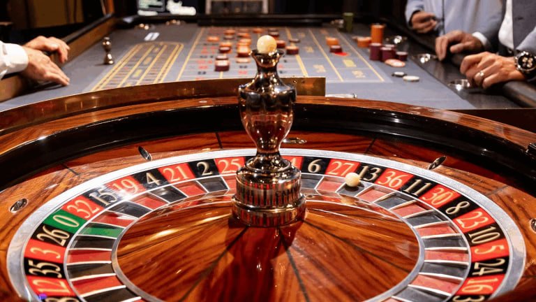 Filipino player enjoying jl975 live casino baccarat on a smartphone in the Philippines